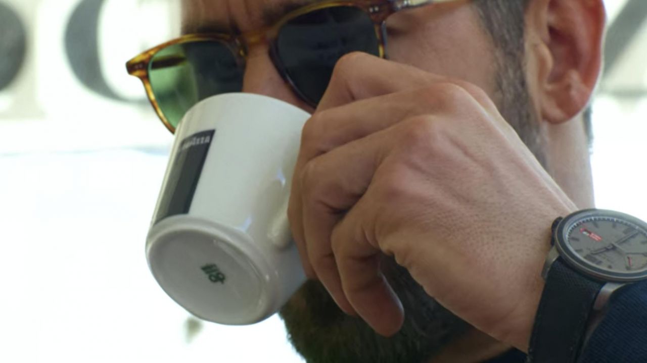 Lunette De Soleil Ryan Reynolds 6 Underground Idée cadeau : la tasse à café Lavazza de Ryan Reynolds dans 6