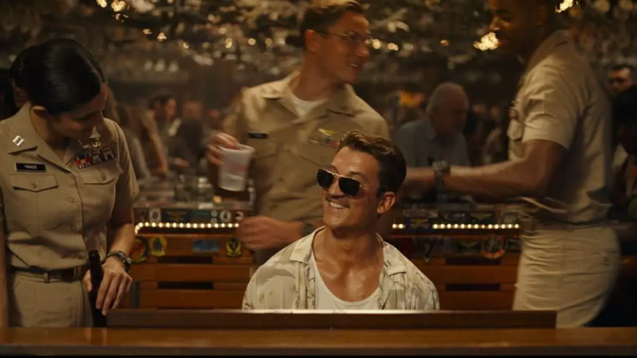 Les lunettes de soleil portées par Miles Teller (Rooster) dans Top Gun:  Maverick (2022) - Cinerama